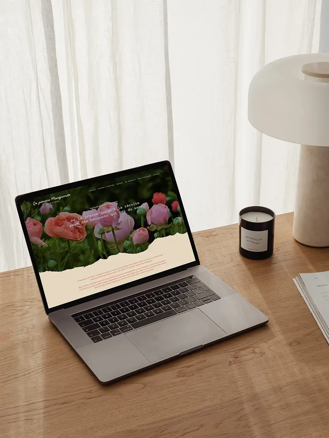 Ordinateur portable présentant la page d’accueil d’un site web pour une ferme florale écoresponsable