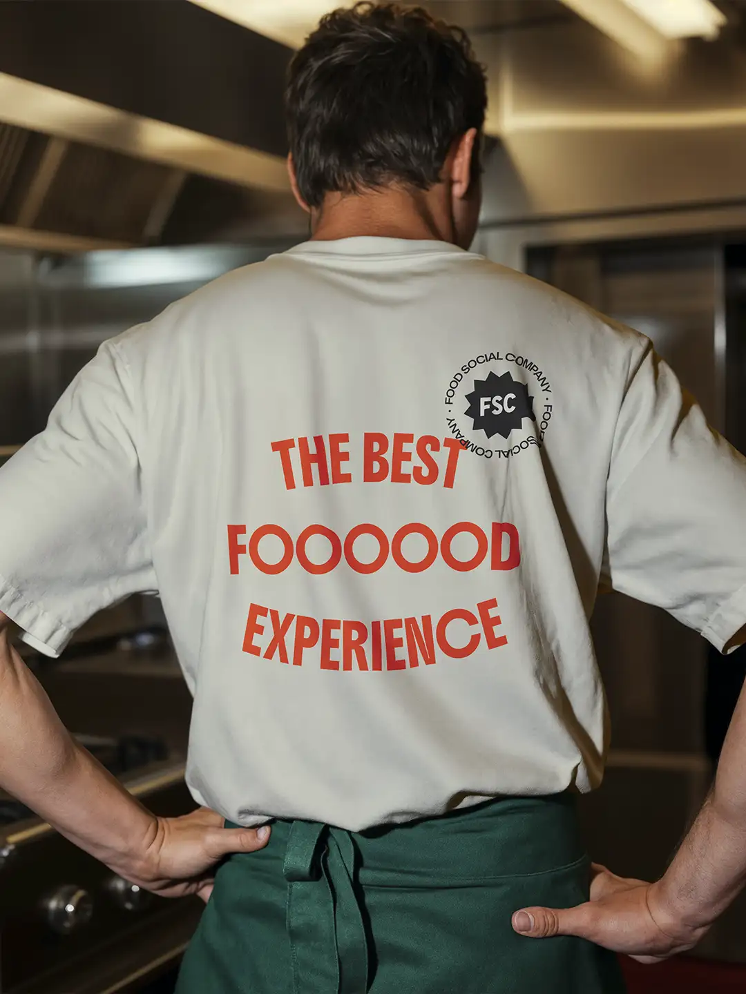 T-shirt de dos porté dans un univers culinaire, avec imprimé dessus le slogan de Food Social Company