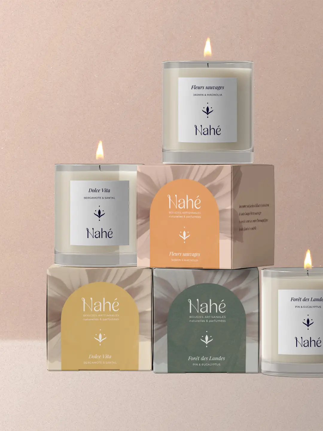 Trois packagings et bougies illustrant une gamme de produits avec une identité visuelle cohérente