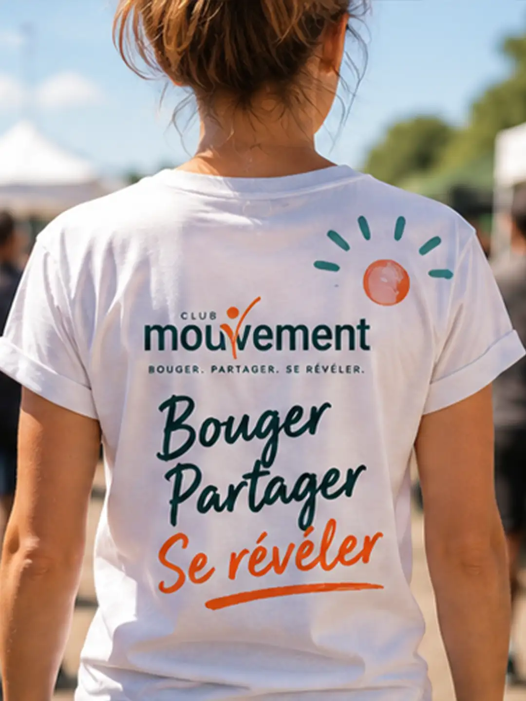 creation-logo-ia-mockup-tee Gourde tenue à la main avec l’identité visuelle de Club Mouvement, marque de séjours actifs pour les plus de 50 ans