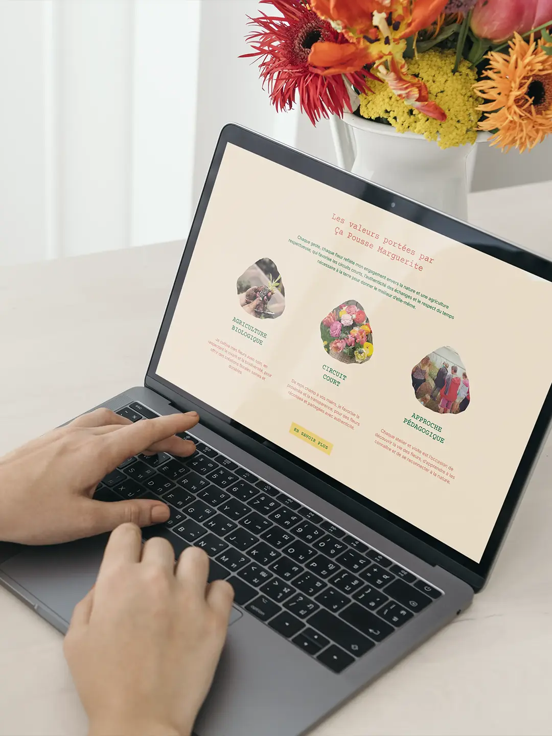 Ordinateur portable présentant la page d’accueil d’un site web pour une ferme florale écoresponsable